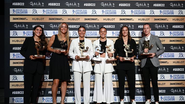 MILAN, ITALY - OCTOBER 17: Sofia Cantore, Martina Rosucci, Arianna Caruso, Lisa Boattin, Martina Lenzini, Pauline Peyraud-Magnin of Juventus during the 'Oscar Del Calcio AIC 2022' Italian Football Awards on October 17, 2022 in Milan, Italy. (Photo by Daniele Badolato - Juventus FC/Juventus FC via Getty Images) Juve Women, Boattin e non solo: tutti i premi del Gran Galà del Calcio - immagine 1