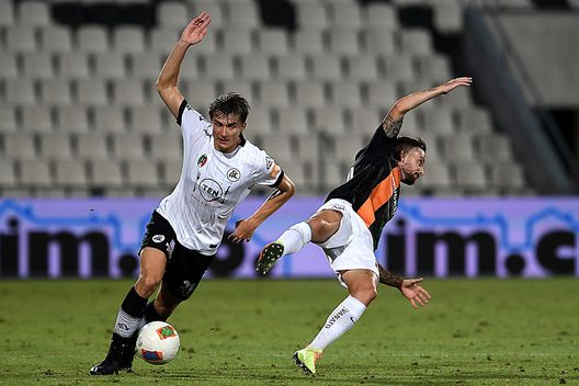 LA SPEZIA, ITALY - JULY 17: Salva Ferrer of ASC Spezia battles for possession with Marco Firenze of Venezia FC during the Serie B match between ASC Spezia and Venezia FC at Stadio Alberto Picco on July 17, 2020 in La Spezia, Italy. (Photo by Getty Images/Getty Images) LA SPEZIA, ITALY - JULY 17: Salva Ferrer of ASC Spezia battles for possession with Marco Firenze of Venezia FC during the Serie B match between ASC Spezia and Venezia FC at Stadio Alberto Picco on July 17, 2020 in La Spezia, Italy. (Photo by Getty Images/Getty Images)