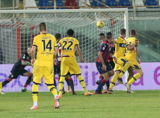 CROTONE, ITALY - DECEMBER 22: Juraj Kukca of Parma scores his team's first goal during the Serie A match between FC Crotone and Parma Calcio at Stadio Comunale Ezio Scida on December 22, 2020 in Crotone, Italy. (Photo by Maurizio Lagana/Getty Images) CROTONE, ITALY - DECEMBER 22: Juraj Kukca of Parma scores his team's first goal during the Serie A match between FC Crotone and Parma Calcio at Stadio Comunale Ezio Scida on December 22, 2020 in Crotone, Italy. (Photo by Maurizio Lagana/Getty Images)