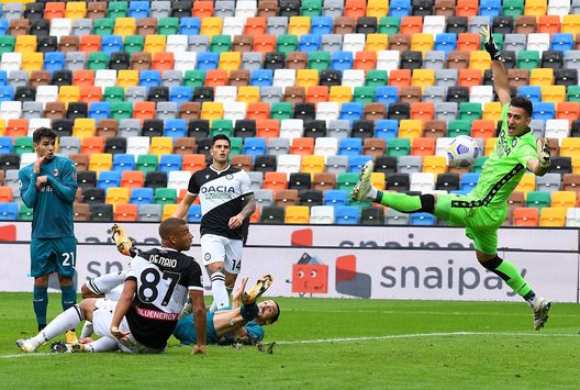 Ibrahimovic, da terra, guarda entrare il pallone in porta alle spalle di un sorpreso Musso. Ibrahimovic, da terra, guarda entrare il pallone in porta alle spalle di un sorpreso Musso.