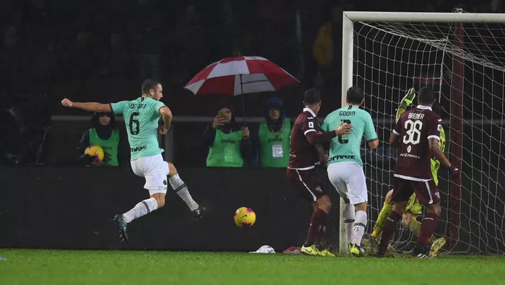 TURIN, ITALY - NOVEMBER 23:  Stefan de Vrij of FC Internazionale scores the second goal during the Serie A match between Torino FC and FC Internazionale at Stadio Olimpico di Torino on November 23, 2019 in Turin, Italy.  (Photo by Claudio Villa - Inter/Inter via Getty Images )