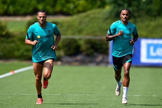 COMO, ITALY - JULY 29: (L-R) Danilo D'Ambrosio of FC Internazionale and Valentino Lazaro during an FC Internazionale training session at the club's training ground Suning Training Center at Appiano Gentile on July 29, 2021 in Como, Italy. (Photo by Mattia Ozbot - Inter/Inter via Getty Images) Il nome nuovo arriva dall’Inter: sondato il terreno per un esterno- immagine 2