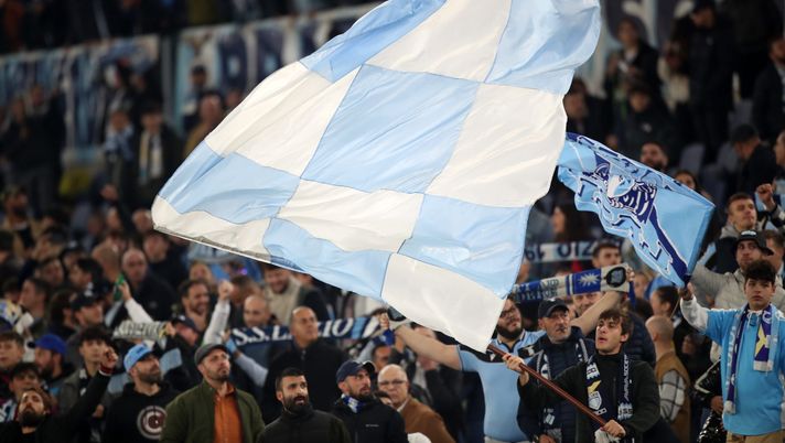 ROME, ITALY - NOVEMBER 10: Fans show their support from the stands prior to the Serie A match between SS Lazio and AC Monza at Stadio Olimpico on November 10, 2022 in Rome, Italy. (Photo by Paolo Bruno/Getty Images) Lazio, gli Ultras rispondono con un comunicato assurdo alla chiusura della Curva - immagine 1