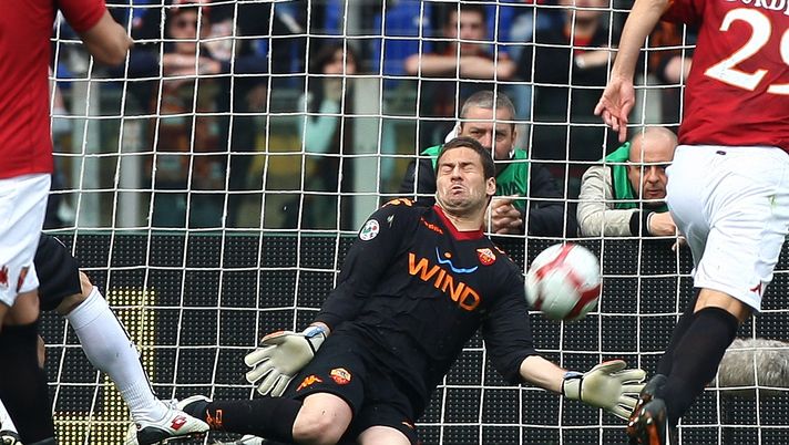 ROME, ITALY - APRIL 11: Julio Sergio the goalkeeper of AS Roma in action during the Serie A match between AS Roma and Atalanta BC at Stadio Olimpico on April 11, 2010 in Rome, Italy. (Photo by Paolo Bruno/Getty Images) STORIA DERBY ROMA