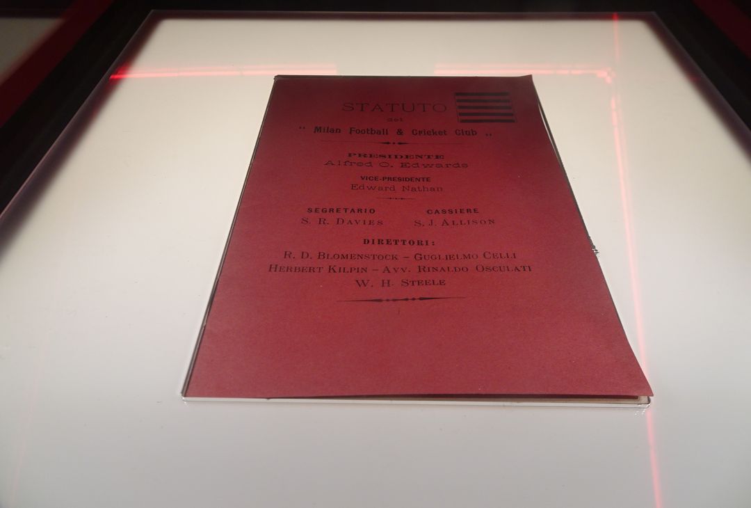 Un dettaglio dello statuto del Milan