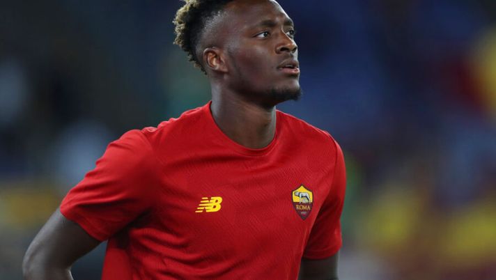 ROME, ITALY - SEPTEMBER 23: Tammy Abraham of AS Roma in action during the warm up before the Serie A match between AS Roma and Udinese Calcio at Stadio Olimpico on September 23, 2021 in Rome, Italy. (Photo by Paolo Bruno/Getty Images) Abraham, Sky svela: “Scatta l’operazione recupero in extremis verso la Juve: la situazione” - immagine 1