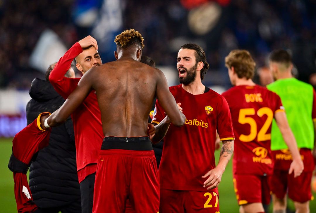 La Roma si scatena: Mancini con la bandiera, Abraham si spoglia – FOTO GALLERY- immagine 1