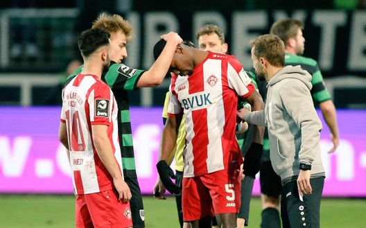 Tutti consolano Leroy Kwadwo 