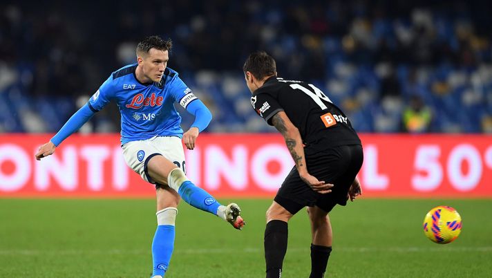 NAPLES, ITALY - DECEMBER 22: Piotr Zielinski of SSC Napoli is challenged by Jakub Kiwior of Spezia Calcio during the Serie A match between SSC Napoli and Spezia Calcio at Stadio Diego Armando Maradona on December 22, 2021 in Naples, Italy. (Photo by Francesco Pecoraro/Getty Images) napoli spezia