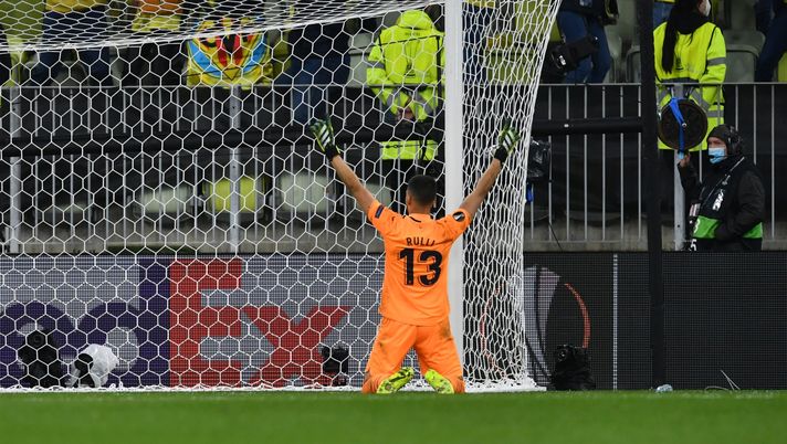 GDANSK, POLAND - MAY 26: Gero Rulli of Villarreal CF celebrates after saving the penalty of David de Gea of Manchester United (not pictured) to win the UEFA Europa League Final between Villarreal CF and Manchester United at Gdansk Arena on May 26, 2021 in Gdansk, Poland. (Photo by Adam Warzawa - Pool/Getty Images) FRASI STORICHE – Europa League. Amata, snobbata, odiata e… tatuata- immagine 2