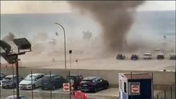 VIDEO Cefalù, paura in riva al mare: una tromba d’aria crea il panico tra i bagnanti in spiaggia…