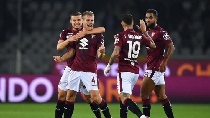 TURIN, ITALY - OCTOBER 22: Tommaso Pobega of Torino FC celebrates a goal with team mate Antonio Sanabria during the Serie A match between Torino FC and Genoa CFC at Stadio Olimpico di Torino on October 22, 2021 in Turin, Italy. (Photo by Valerio Pennicino/Getty Images) UFFICIALE – Torino, un calciatore e un membro dello staff positivi al Covid - immagine 1