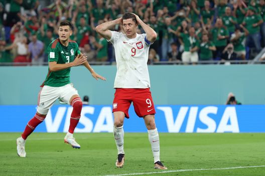 Lewandoski si dispera dopo l'errore dal dischetto Lewandoski si dispera dopo l'errore dal dischetto