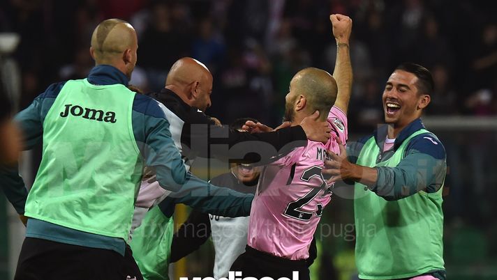 PALERMO, ITALY - MAY 15: Enzo Maresca celebrates with team mates after scoring his team's second goal during the Serie A match between US Citta di Palermo and Hellas Verona FC at Stadio Renzo Barbera on May 15, 2016 in Palermo, Italy. (Photo by Tullio M. Puglia/Getty Images) PALERMO, ITALY - MAY 15: Enzo Maresca celebrates with team mates after scoring his team's second goal during the Serie A match between US Citta di Palermo and Hellas Verona FC at Stadio Renzo Barbera on May 15, 2016 in Palermo, Italy. (Photo by Tullio M. Puglia/Getty Images)