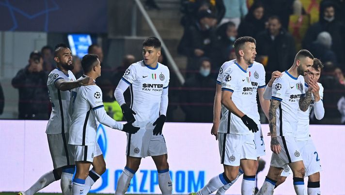 TIRASPOL, MOLDOVA - NOVEMBER 03: Alexis Sanchez of FC Internazionale celebrates with team-mates after scoring the goal during the UEFA Champions League group D match between FC Sheriff and Inter at Sheriff Sports Complex on November 03, 2021 in Tiraspol, Moldova. (Photo by Mattia Ozbot - Inter/Inter via Getty Images) Inter, Inzaghi centra una qualificazione storica… riscrivendo la storia - immagine 1