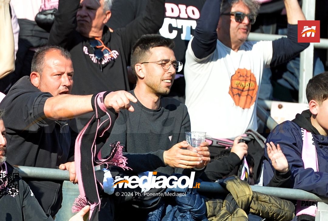 FOTOTIFO Palermo-Como 3-0, gli scatti ai tifosi al “Renzo Barbera” (GALLERY) - immagine 85