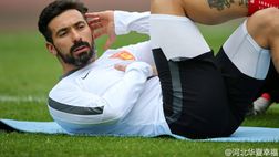 La grave accusa di un giornalista nei confronti di Lavezzi e lui lo denuncia
