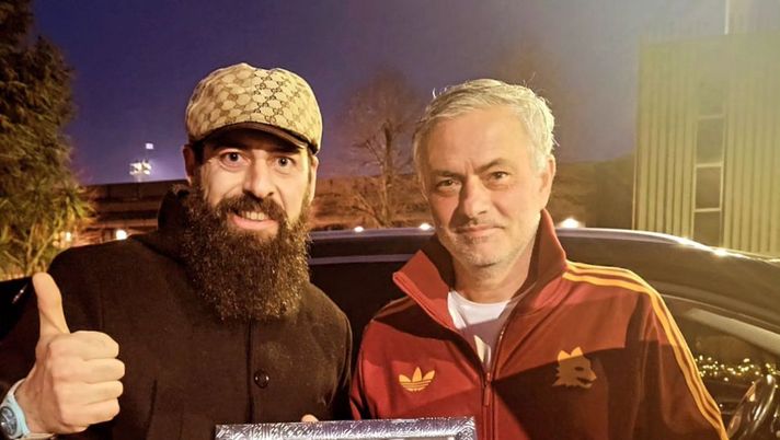 Mourinho grafite su tela: riceve un ritratto per capodanno - immagine 1