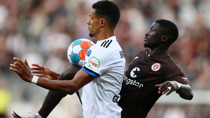 HAMBURG, GERMANY - AUGUST 13: Robert Glatzel of Hamburger SV and Afeez Aremu of St Pauli battle for the ball during the Second Bundesliga match between FC St. Pauli and Hamburger SV at Millerntor Stadium on August 13, 2021 in Hamburg, Germany. (Photo by Martin Rose/Getty Images) HAMBURG, GERMANY - AUGUST 13: Robert Glatzel of Hamburger SV and Afeez Aremu of St Pauli battle for the ball during the Second Bundesliga match between FC St. Pauli and Hamburger SV at Millerntor Stadium on August 13, 2021 in Hamburg, Germany. (Photo by Martin Rose/Getty Images)