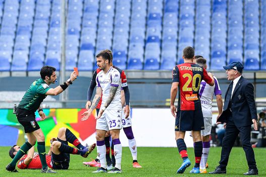 GENOA, ITALY - APRIL 21: Italian referee Fabio Maresca (L) shows Franck Ribery of Fiorentina a red card during the Serie A match between Genoa CFC and ACF Fiorentina at Stadio Luigi Ferraris on April 4, 2021 in Genoa, Italy. (Photo by Getty Images) GENOA, ITALY - APRIL 21: Italian referee Fabio Maresca (L) shows Franck Ribery of Fiorentina a red card during the Serie A match between Genoa CFC and ACF Fiorentina at Stadio Luigi Ferraris on April 4, 2021 in Genoa, Italy. (Photo by Getty Images)