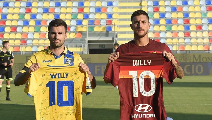 Il derby amichevole inizia con la dedica a Willy Monteiro 