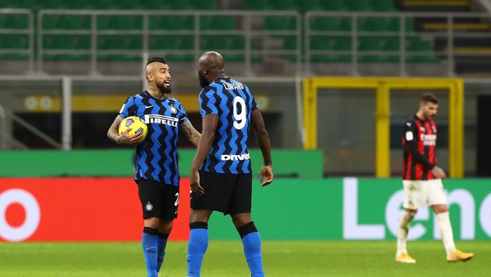 MILAN, ITALY - JANUARY 26: Romelu Lukaku of FC Internazionale celebrates with Arturo Vidal after scoring their team's first goal during the Coppa Italia match between FC Internazionale and AC Milan at Stadio Giuseppe Meazza on January 26, 2021 in Milan, Italy. Sporting stadiums around Italy remain under strict restrictions due to the Coronavirus Pandemic as Government social distancing laws prohibit fans inside venues resulting in games being played behind closed doors. (Photo by Marco Luzzani/Getty Images) Vittime di furti durante i derby: dopo Ansu Fati a Barcellona, ecco Vidal a Milano… - immagine 1