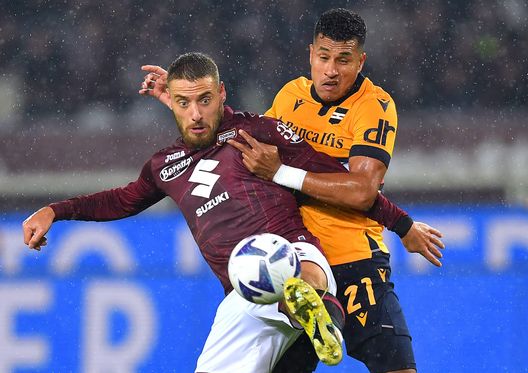 TURIN, ITALY - NOVEMBER 09: Nikola Vlasic of Torino FC is challenged by Jeison Murillo of UC Sampdoria during the Serie A match between Torino FC and UC Sampdoria at Stadio Olimpico di Torino on November 09, 2022 in Turin, Italy. (Photo by Valerio Pennicino/Getty Images)