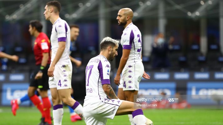 MILAN, ITALY - SEPTEMBER 26:  Federico Ceccherini of ACF Fiorentina looks disappointed after scoring an own-goal during the Serie A match between FC Internazionale and ACF Fiorentina at Stadio Giuseppe Meazza on September 26, 2020 in Milan, Italy.  (Photo by Marco Luzzani/Getty Images) 