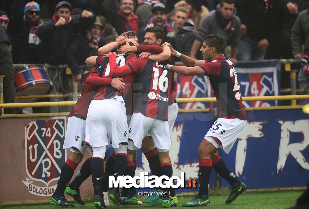  BOLOGNA, ITALY - NOVEMBER 20: Mattia Destro # 10 of Bologna FC celebrates after scoring his team's first goal during the Serie A match between Bologna FC and US Citta di Palermo at Stadio Renato Dall'Ara on November 20, 2016 in Bologna, Italy.  (Photo by Mario Carlini / Iguana Press/Getty Images) 