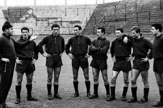 Bearzot e Ferrini con i compagni al Filadelfia Bearzot e Ferrini con i compagni al Filadelfia