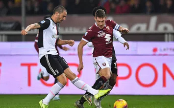 TURIN, ITALY - NOVEMBER 02:  Andrea Belotti (R) of Torino FC is challenged by Leonardo Bonucci of Juventus during the Serie A match between Torino FC and Juventus at Stadio Olimpico di Torino on November 2, 2019 in Turin, Italy.  (Photo by Valerio Pennicino/Getty Images)