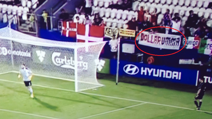 Striscione dietro la porta di Donnarumma in Danimarca-Italia U21 - Foto: Twitter 
