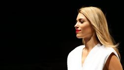Yolanthe Cabau, nuovi scatti da impazzire: la trasparenza della gonna scatena i fan