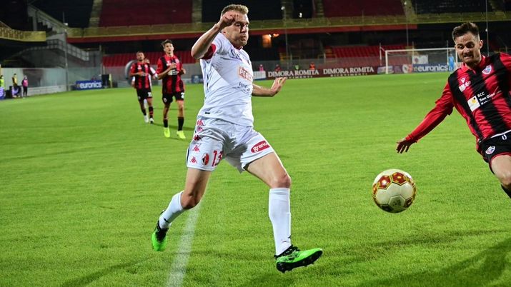In un clima surreale, tra porte chiuse, scritte sul campo e black-out ecco il derby pugliese. In un clima surreale, tra porte chiuse, scritte sul campo e black-out ecco il derby pugliese.