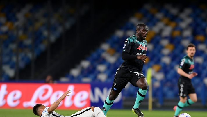 NAPLES, ITALY - APRIL 18: Kalidou Koulibaly of Napoli is challenged by Lautaro Martinez of FC Internazionale during the Serie A match between SSC Napoli and FC Internazionale at Stadio Diego Armando Maradona on April 18, 2021 in Naples, Italy. Sporting stadiums around Italy remain under strict restrictions due to the Coronavirus Pandemic as Government social distancing laws prohibit fans inside venues resulting in games being played behind closed doors. (Photo by Francesco Pecoraro/Getty Images) NAPLES, ITALY - APRIL 18: Kalidou Koulibaly of Napoli is challenged by Lautaro Martinez of FC Internazionale during the Serie A match between SSC Napoli and FC Internazionale at Stadio Diego Armando Maradona on April 18, 2021 in Naples, Italy. Sporting stadiums around Italy remain under strict restrictions due to the Coronavirus Pandemic as Government social distancing laws prohibit fans inside venues resulting in games being played behind closed doors. (Photo by Francesco Pecoraro/Getty Images)