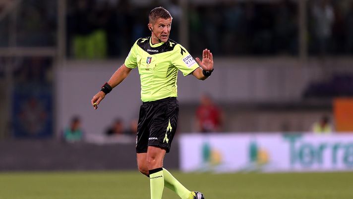 FLORENCE, ITALY - SEPTEMBER 25: Daniele Orsato referee gestures during the Serie A match between ACF Fiorentina and AC Milan at Stadio Artemio Franchi on September 25, 2016 in Florence, Italy.  (Photo by Gabriele Maltinti/Getty Images) 