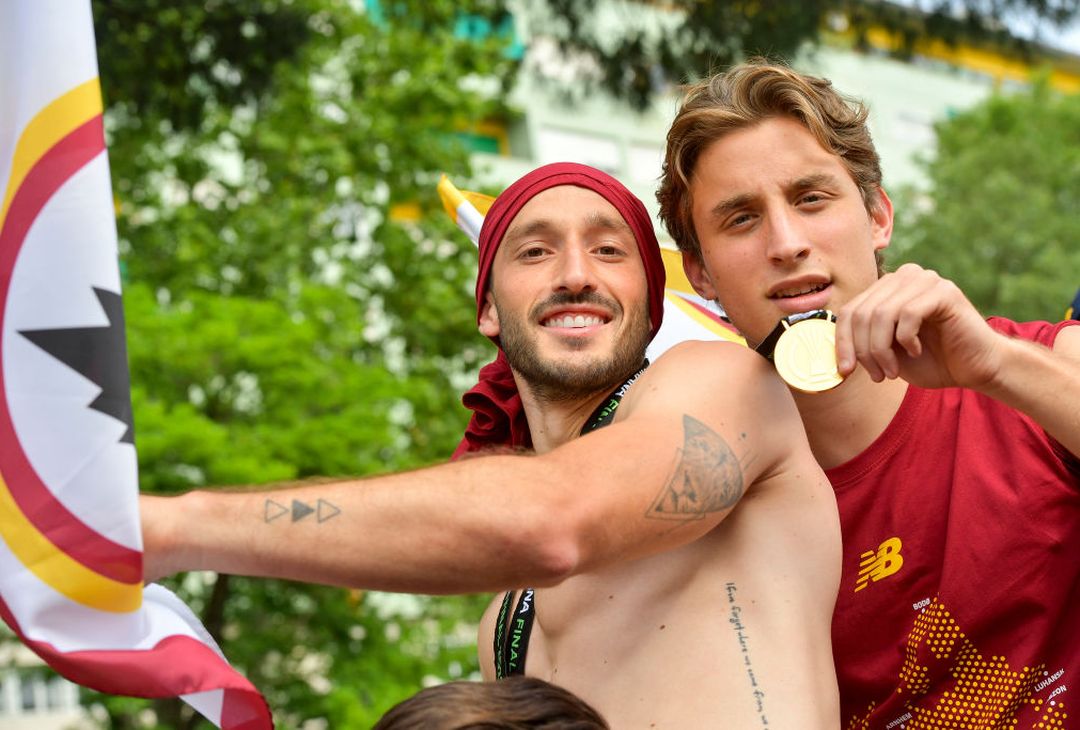 Roma, il popolo giallorosso in festa visto dal pullman della squadra – FOTO GALLERY - immagine 49