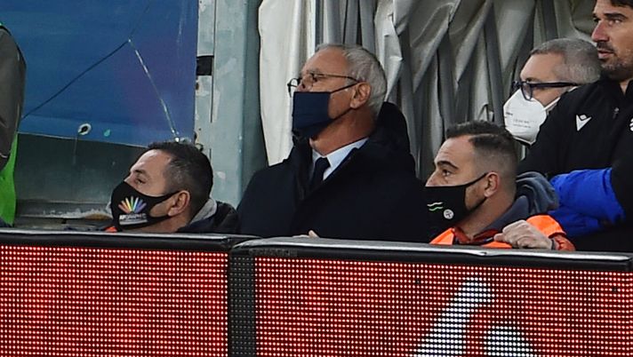 GENOA, ITALY - NOVEMBER 22: Claudio Ranieri head coach of UC Sampdoria after the red card watch the game from the tunnel during the Serie A match between UC Sampdoria and Bologna FC at Stadio Luigi Ferraris on November 22, 2020 in Genoa, Italy. (Photo by Paolo Rattini/Getty Images) 