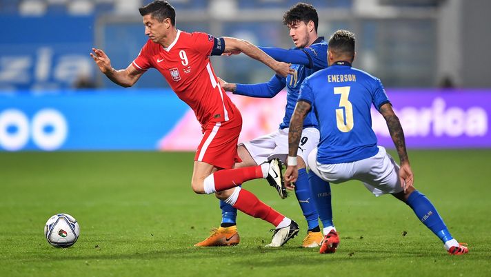 REGGIO NELL'EMILIA, ITALY - NOVEMBER 15: Alessandro Bastoni of Italy tackles Robert Lewandowski of Poland during the UEFA Nations League group stage match between Italy and Poland at Mapei Stadium - Citta' del Tricolore on November 15, 2020 in Reggio nell'Emilia, Italy. (Photo by Valerio Pennicino/Getty Images) REGGIO NELL'EMILIA, ITALY - NOVEMBER 15: Alessandro Bastoni of Italy tackles Robert Lewandowski of Poland during the UEFA Nations League group stage match between Italy and Poland at Mapei Stadium - Citta' del Tricolore on November 15, 2020 in Reggio nell'Emilia, Italy. (Photo by Valerio Pennicino/Getty Images)