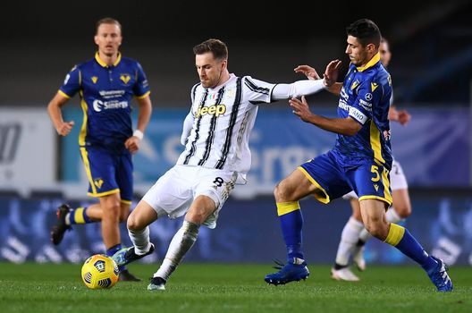 Aaron Ramsey pressato dai difensori avversari Aaron Ramsey pressato dai difensori avversari
