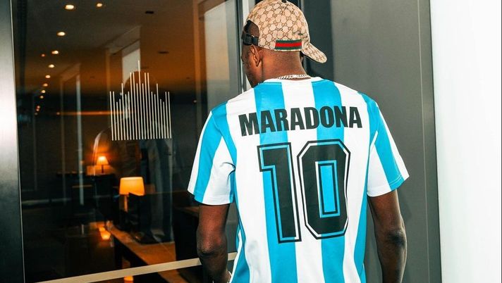 FOTO Osimhen posa con la storica 10 di Maradona nell’Argentina FOTO Osimhen posa con la storica 10 di Maradona nell’Argentina - immagine 1
