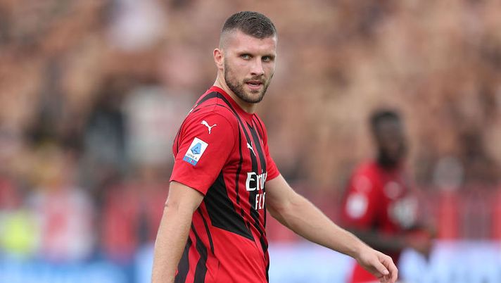 LA SPEZIA, ITALY - SEPTEMBER 25: Ante Rebic of AC Milan in action during the Serie A match between Spezia Calcio and AC Milan at Stadio Alberto Picco on September 25, 2021 in La Spezia, Italy. (Photo by Gabriele Maltinti/Getty Images) Il Milan ha ritrovato Rebic: i suoi numeri nei gironi di ritorno sono impressionanti - immagine 1