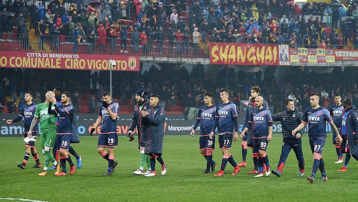 BENEVENTO, ITALY - FEBRUARY 18: Players of FC Crotone show their disappointment after the serie A match between Benevento Calcio and FC Crotone at Stadio Ciro Vigorito on February 18, 2018 in Benevento, Italy.  (Photo by Francesco Pecoraro/Getty Images) 