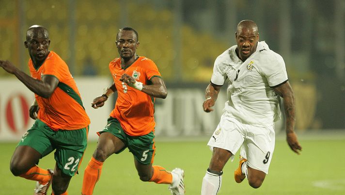 KUMASI, GHANA - FEBRUARY 9: Andre Marc Zoro and Didier Zokora of Ivory Coast and Manuel Junior Agogo of Ghana in action during the AFCON 3rd Place Playoff between Ghana and Ivory Coast held at the Baba Yara Stadium February 9, 2008 in Kumasi, Ghana. (Photo by Lefty Shivambu/Gallo Images/Getty Images) Qatar, storia surreale: il Ghana avrebbe dimenticato le magliette… in Ghana - immagine 1