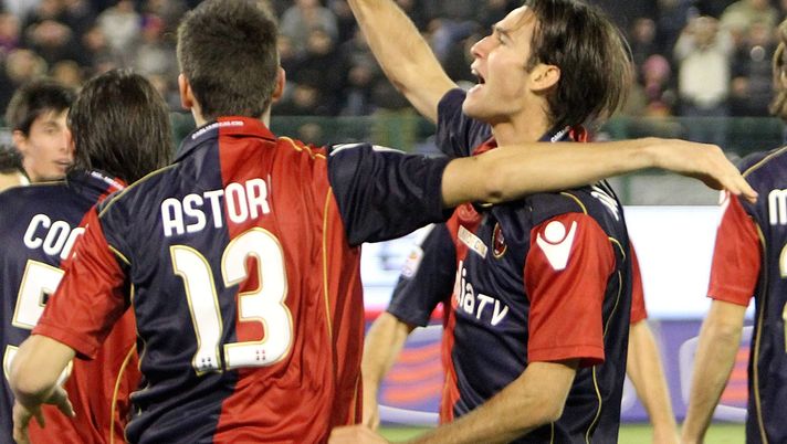 CAGLIARI, ITALY - FEBRUARY 05:Robert acquafresca celebrated the goal    during the Serie A match between Cagliari Calcio and Juventus FC at Stadio Sant'Elia on February 5, 2011 in Cagliari, Italy.  (Photo by Enrico Locci/Getty Images) 