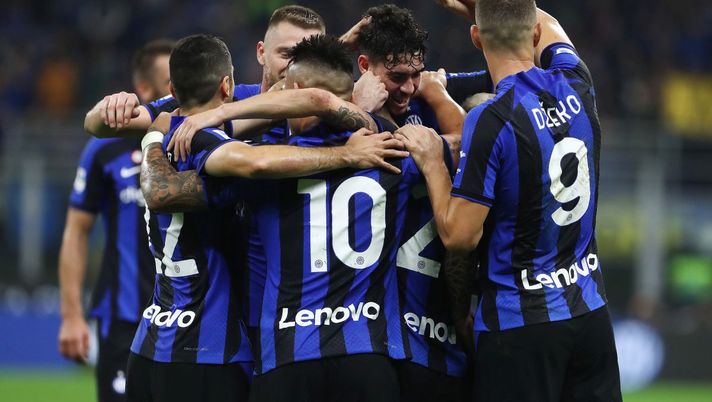 MILAN, ITALY - OCTOBER 29: Nicolo Barella of FC Internazionale celebrates with teammates after scoring their team's second goal during the Serie A match between FC Internazionale and UC Sampdoria at Stadio Giuseppe Meazza on October 29, 2022 in Milan, Italy. (Photo by Marco Luzzani/Getty Images) Inter avanti tra conferme, ritorni e un addio ormai certificato. Inzaghi ha un compito - immagine 1