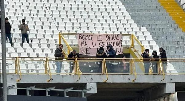 FOTO Ascoli-Palermo, striscione dei tifosi rosa al “Del Duca”: “Buone le olive ma…” Palermo