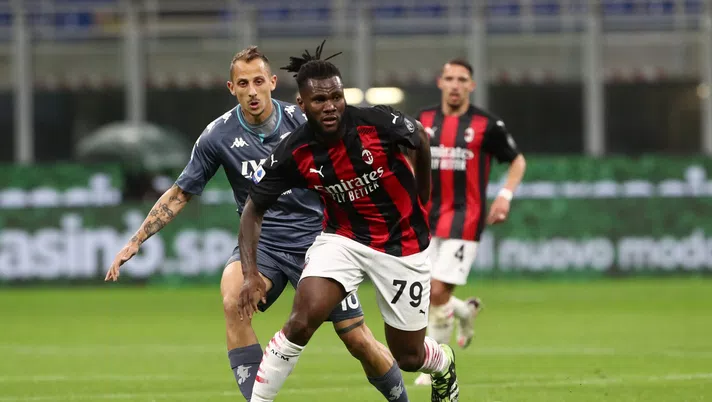 MILAN, ITALY - MAY 01: Franck Kessie of A.C. Milan runs with the ball whilst under pressure from Riccardo Improta of Benevento Calcio during the Serie A match between AC Milan and Benevento Calcio at Stadio Giuseppe Meazza on May 01, 2021 in Milan, Italy. Sporting stadiums around Italy remain under strict restrictions due to the Coronavirus Pandemic as Government social distancing laws prohibit fans inside venues resulting in games being played behind closed doors.  (Photo by Marco Luzzani/Getty Images)
