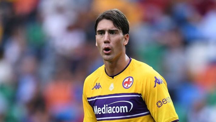 UDINE, ITALY - SEPTEMBER 26: Dusan Vlahovic of ACF Fiorentina looks on during the Serie A match between Udinese Calcio and ACF Fiorentina at Dacia Arena on September 26, 2021 in Udine, Italy. (Photo by Alessandro Sabattini/Getty Images) Gazzetta: “La Juve prepara così il super assalto a Vlahovic per questa settimana” - immagine 1