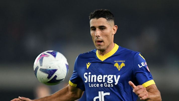 VERONA, ITALY - OCTOBER 16: Davide Faraoni of Hellas Verona in action during the Serie A match between Hellas Verona and AC MIlan at Stadio Marcantonio Bentegodi on October 16, 2022 in Verona, Italy. (Photo by Alessandro Sabattini/Getty Images) Cosa filtra su Faraoni, Gaich in pole e conferma Ngonge: la formazione del Verona - immagine 1